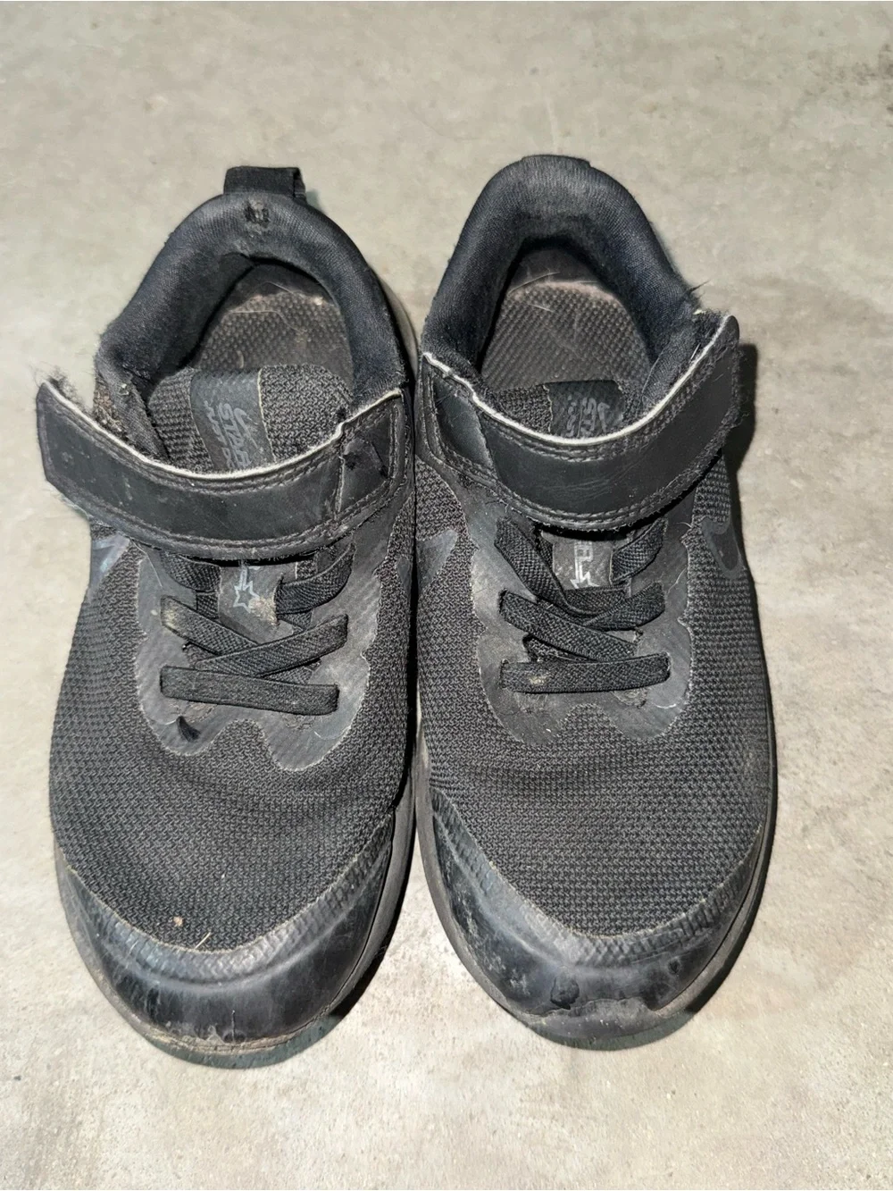 Nike Kids Black Hook-and-Loop Athletic Sneakers